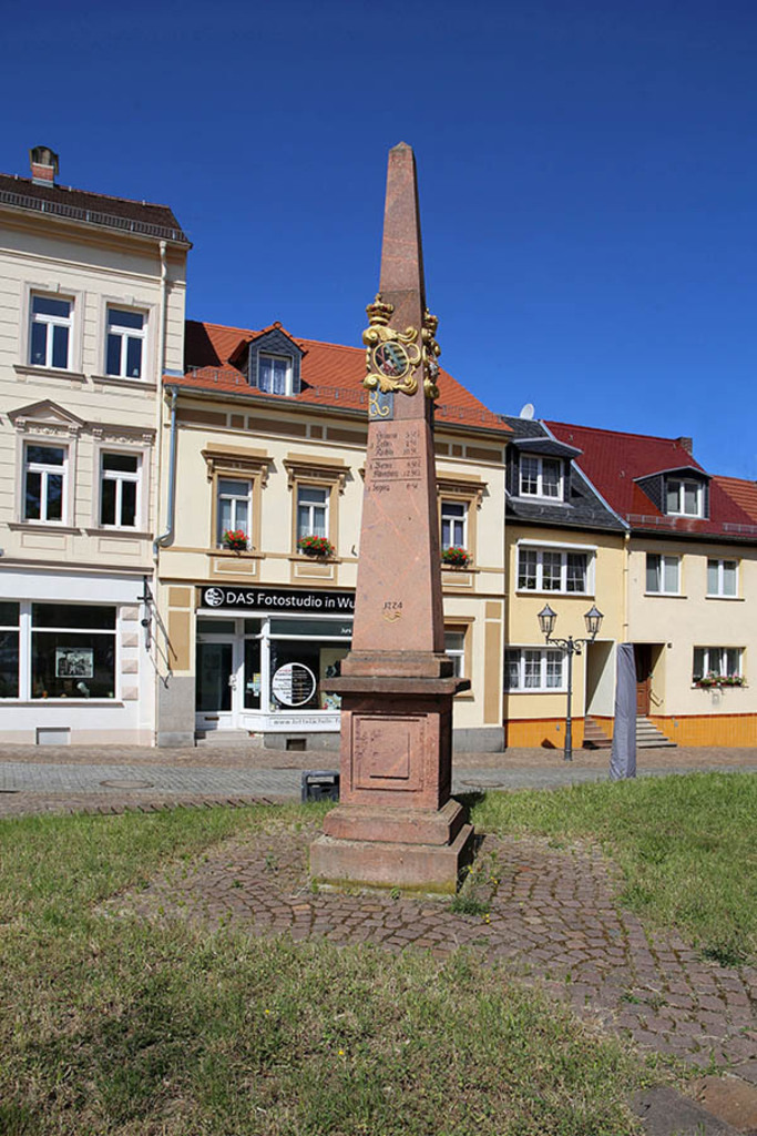 Wurzen - Postmeilensäule an der Dresdner Straße | Entdecke über 20 Kategorien Leipzig-Motive: Foto-Downloads, hochwertige Poster, Leinwand- & Fine-Art-Prints. Jetzt Lieblingsfoto im Bildlexikon Leipzig Shop bestellen!