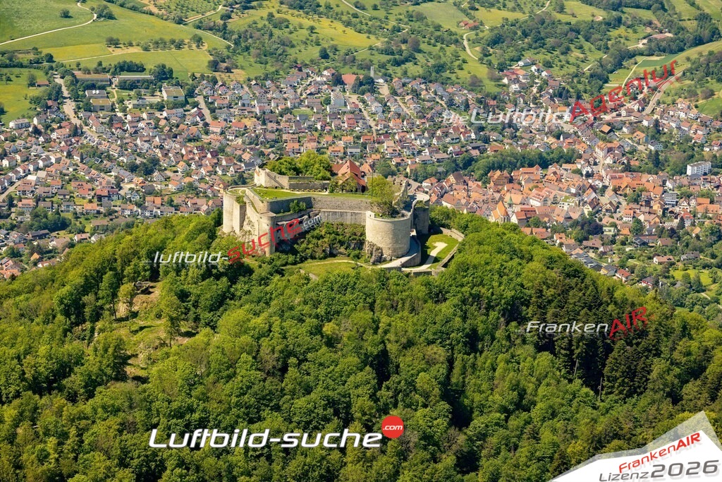 Das Luftbild zeigt : Burg Hohenneuffen Neuffen - Die Luftaufnahme wurde 2024 vom UL-Flugzeug aus erstellt ( keine Drohne ) - Hochauflösende Luftaufnahme - Für grossformatige Ausdrucke geeignet. Die Geschenkidee !Mit Lizenz und Bildrechte bestellbar