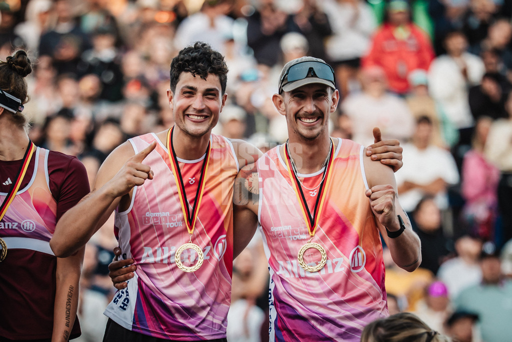 Beachvolleyball | Frauen und Männer | Deutsche Meisterschaften 2025 Timmendorfer Strand | 07.09.2025 | Die Gewinner der Goldmedaille Deutscher Meister v.l. Sven Winter und Lukas Pfretzschner bei der Siegerehrung