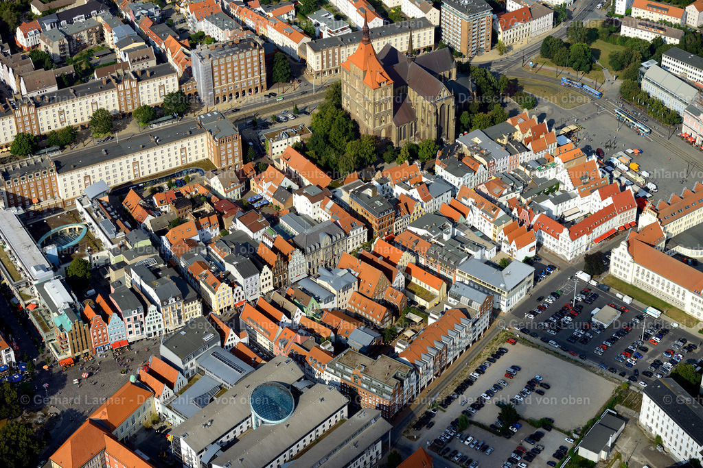 3292204 | ROSTOCK 08.09.2021 Altstadtbereich und Innenstadtzentrum am Ufer der Unterwarnow in Rostock im Bundesland Mecklenburg-Vorpommern, Deutschland. // Old Town area and city center in Rostock in the state Mecklenburg - Western Pomerania, Germany. Foto: Gerhard Launer
