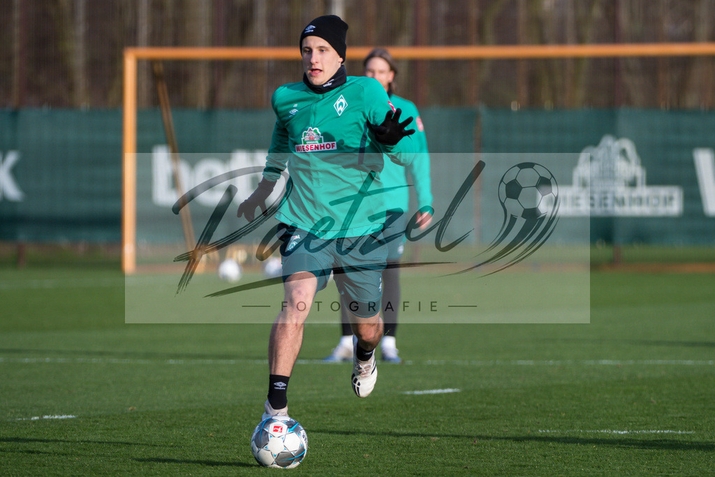 20200218_TRASVW_0034 | Fussball, Herren: Maximilian Eggestein (Werder Bremen) in Aktion, am Ball, Einzelaktion waehrend der Trainingseinheit des SV Werder Bremen auf dem wohninvest Weserstadion Trainingsplatz am 18.02.2020 in Bremen, Deutschland. - Realisiert mit Pictrs.com