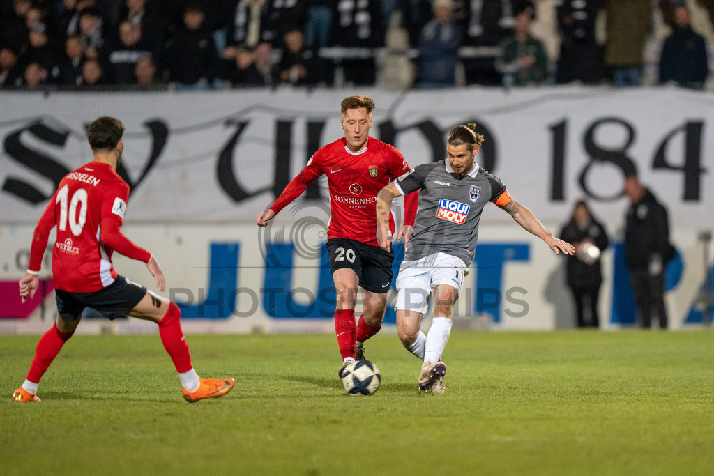 SG Sonnenhof Grossaspach vs. SSV Ulm 1846 Fussball, Fussball, WFV-Pokal, Viertelfinale, 01.04.2026 | Zweikampf zwischen Leon Maier (SG Sonnenhof Grossaspach, #20) und Dennis Chessa (SSV Ulm 1846 Fussball, #11),SG Sonnenhof Grossaspach vs. SSV Ulm 1846 Fussball, Fussball, WFV-Pokal, Viertelfinale, 01.04.2026