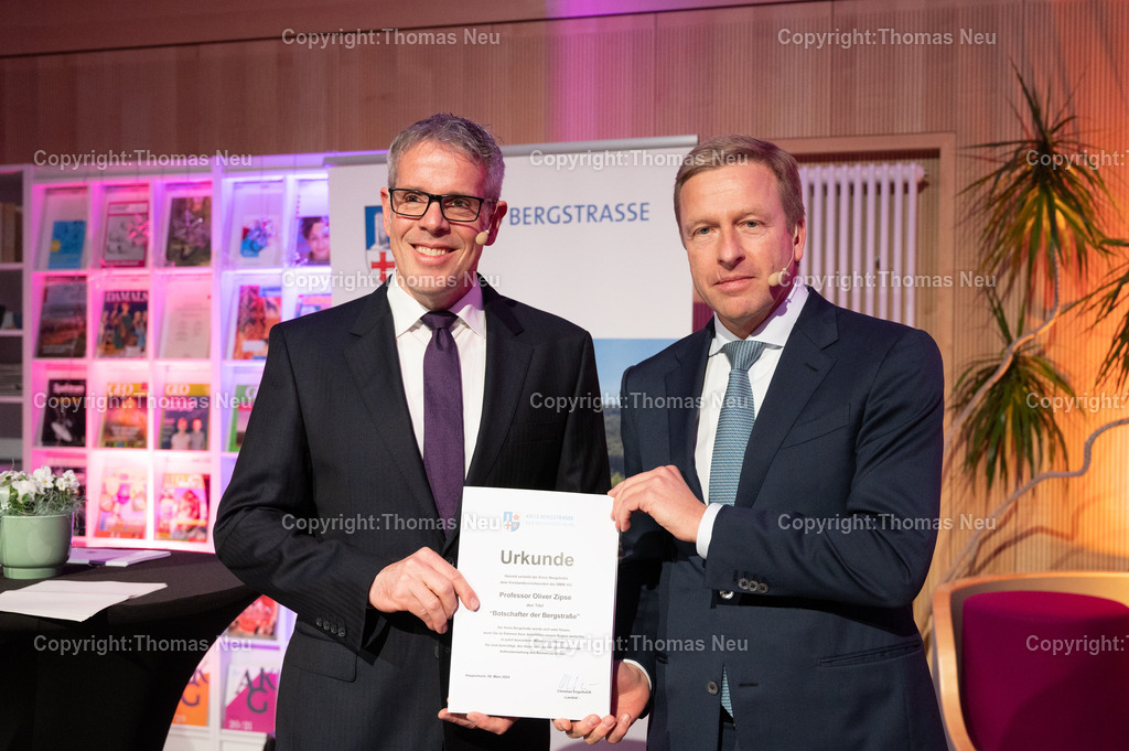 DSC_8895 | Am 8.März 2024 wurde Oliver Zipse  Vorstandsvorsitzender der BMW AG. zum Botschafter der Bergstraße ernannt, die Feier fand in seiner ehemaligen Schule dem Alten Kurfürstlichen Gymnasium in Bensheim statt, die Urkunde überreichte ihm der Landrat des Kreises Bergstraße Christian Engelhardt , 