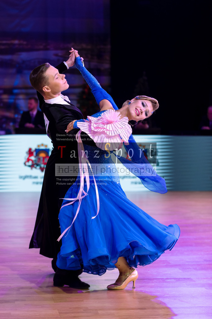 20241215_WDSF_Int_Open_Std-Riga-8631 | Tanzsportbilder, Standardtanz, Lateintanz, WDSF, DTV, LTVB, dancecomp, goc, hessen tanzt, blaues band der spree, walzer, tango, wiener walzer, slowfox, quickstepp, samba, rumba, cha-cha-cha, paso doble. jive, hd-kroft photography, turniertanzsport