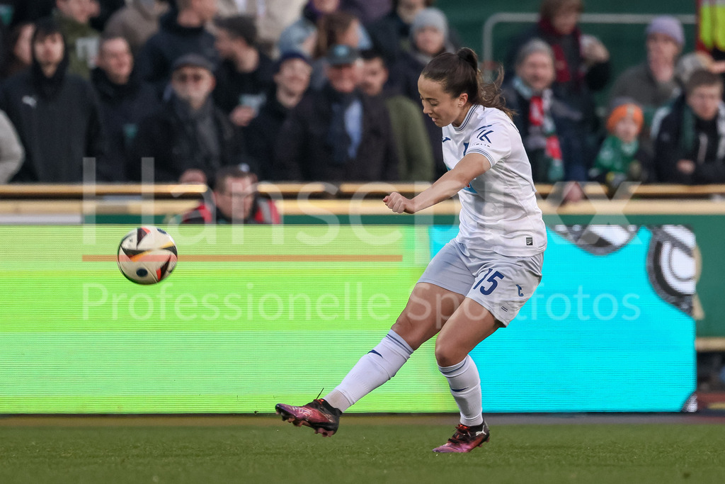 Fussball, Google Pixel Frauen-Bundesliga, SV Werder Bremen - TSG 1899 Hoffenheim | v.li.: Marta Cazalla Garcia (TSG 1899 Hoffenheim, 15) am Ball, Freisteller, Einzelbild, Ganzkörper, Aktion, Action, Spielszene, DIE DFB-RICHTLINIEN UNTERSAGEN JEGLICHE NUTZUNG VON FOTOS ALS SEQUENZBILDER UND/ODER VIDEOÄHNLICHE FOTOSTRECKEN. DFB REGULATIONS PROHIBIT ANY USE OF PHOTOGRAPHS AS IMAGE SEQUENCES AND/OR QUASI-VIDEO.