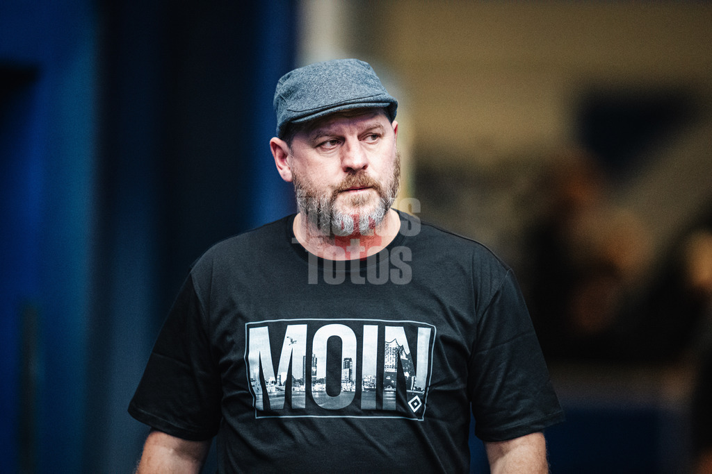Fußball | Männer | Saison 2023/2024 | 2. Fußball-Bundesliga | 23. Spieltag | Hamburger SV vs. SV 07 Elversberg | 25.02.2024 | Trainer Steffen Baumgart (HSV) vor dem Spiel mit moin auf dem Shirt