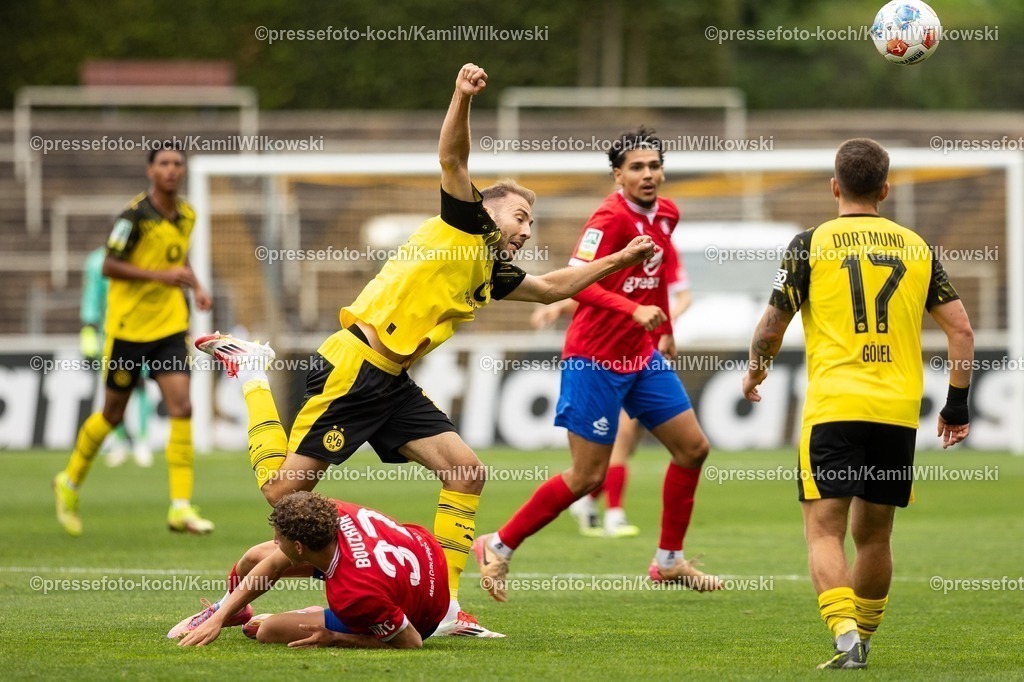 xkwi17082501036 | 17.08.2025, xkwix, Fußball, Regionalliga West, Borussia Dortmund U23 - Wuppertaler SV, Stadion Rote Erde: Amin Bouzraa (Wuppertaler SV #37) im Zweikampf gegen Michael Eberwein (Borussia Dortmund 2 #14)
