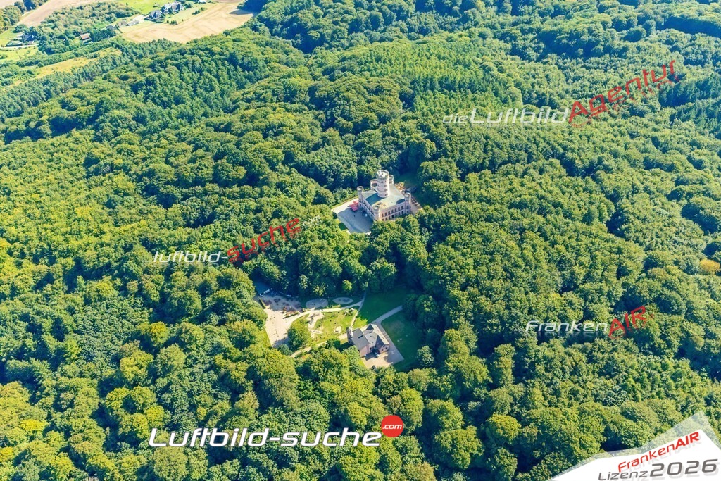 Schrägluftbild  Jagdschloß Granitz  Binz - Das Luftbild wurde 2025 vom UL-Flugzeug heraus erstellt (ohne Drohne- keine Drohnenaufnahme ) - Hochauflösende Luftaufnahme -Nicht vergleichbar mit Google Maps oder Satelittenbilder- Die Geschenkidee !Mit Lizenz und Bildrechte bestellbar