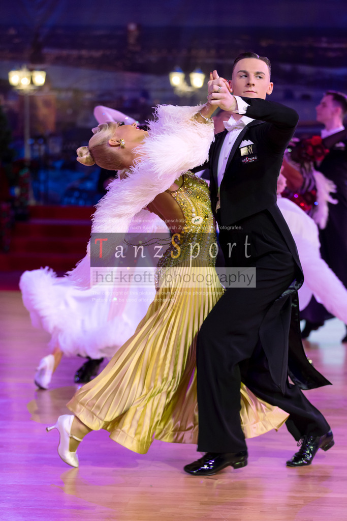 20241215_WDSF_Int_Open_Std-Riga-8918 | Tanzsportbilder, Standardtanz, Lateintanz, WDSF, DTV, LTVB, dancecomp, goc, hessen tanzt, blaues band der spree, walzer, tango, wiener walzer, slowfox, quickstepp, samba, rumba, cha-cha-cha, paso doble. jive, hd-kroft photography, turniertanzsport