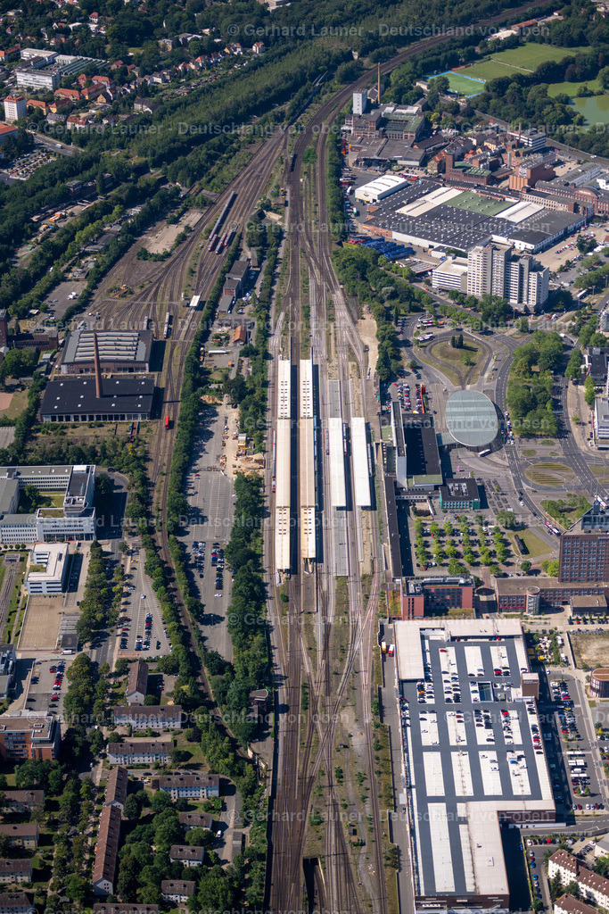 4035453 | BRAUNSCHWEIG 31.07.2020 Gleisverlauf und Gebäude des Hauptbahnhofes der Deutschen Bahn in Braunschweig im Bundesland Niedersachsen. // Track progress and building of the main station of the railway in Braunschweig in the state Lower Saxony. Foto: Gerhard Launer