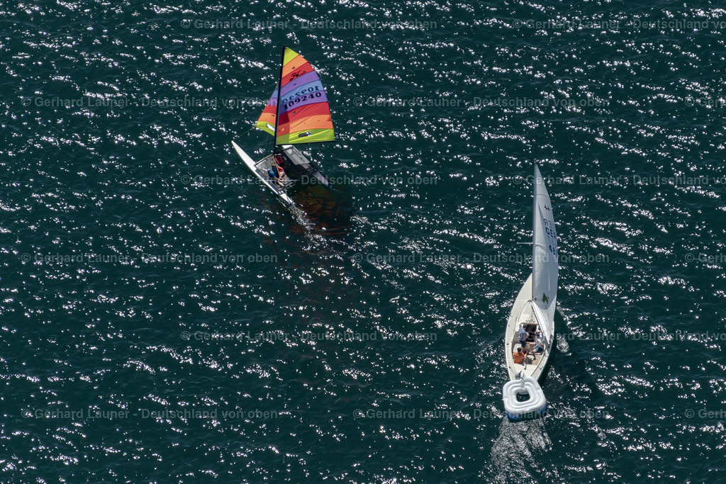 4031378 | STARNBERGER SEE 12.06.2020 Sportboot- Segelschiff mit weißen Seggeln auf dem Fahrt auf dem Starnberger See im Bundesland Bayern, Deutschland. // Sports boat sailing ship with white sails on the journey on Lake Starnberg in the state Bavaria, Germany. Foto: Gerhard Launer