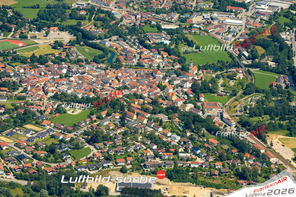 Das Luftbild der Stadt Bad Kötzting wurde 2022 vom Flugzeug heraus erstellt (keine Drohnen-Aufnahmen) Aufnahmehöhe ca.450 Meter- hohe Bildauflösung und Druck-Qualität. Garantiert!