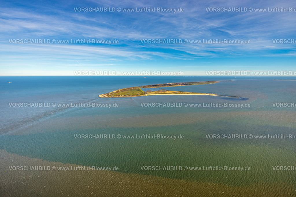 Friesland251106114Wangerooge | Luftbild, Gesamtansicht Ostfriesische Insel Wangerooge in der Nordsee, Fernsicht und blauer Himmel, Windräder in der Nordsee am Horizont, Wangerooge, Norddeutschland, Ostfriesland, Niedersachsen, Deutschland