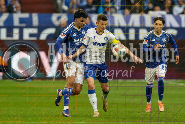 05.04.2026, GER, Fussball, Herren, 2. BL, Saison 2025/2026, FC Schalke 04 - Karlsruher SC | Mertcan Ayhan (S04) und Marvin Wanitzek (KSC) im Kampf um den Ball 