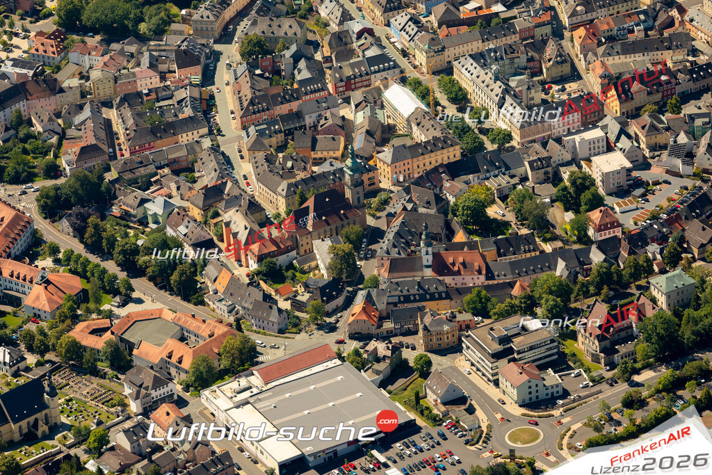 Das Luftbild zeigt : Maximilianstraße Wunsiedel - Die Luftaufnahme wurde 2023 vom UL-Flugzeug aus erstellt ( keine Drohne ) - Hochauflösende Luftaufnahme - Für grossformatige Ausdrucke geeignet. Die Geschenkidee !Mit Lizenz und Bildrechte bestellbar