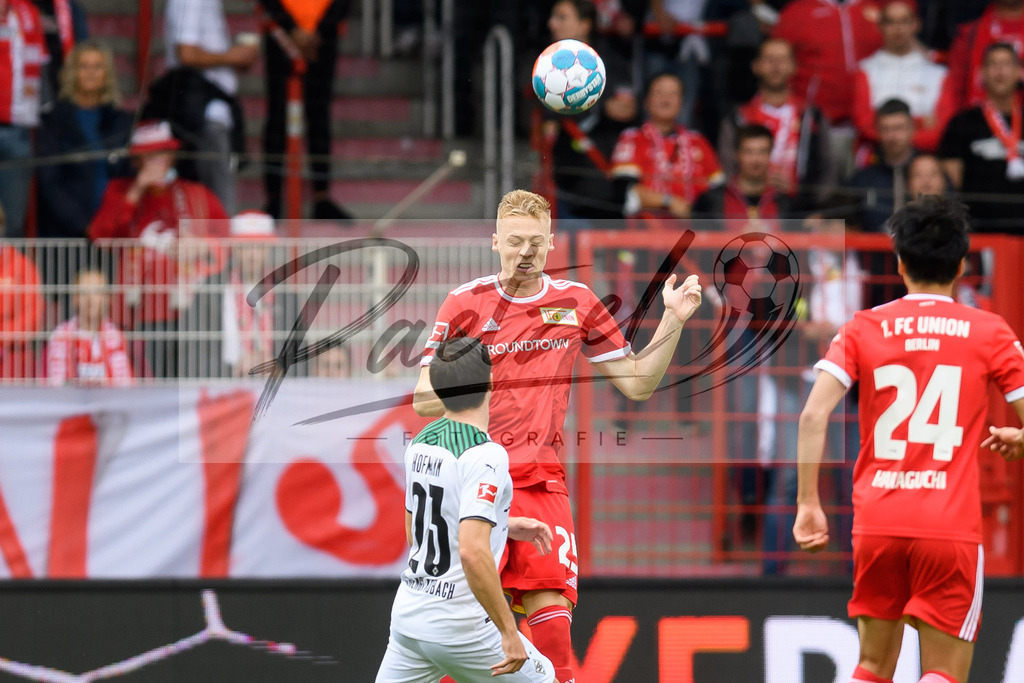 FCUBMG20210829_008 | Fussball, Herren: Timo Baumgartl (1.FC Union Berlin) und Jonas Hofmann (Borussia Moenchengladbach) im Zweikampf beim Spiel der 1. Bundesliga zwischen 1. FC Union Berlin und Borussia Moenchengladbach im Stadion An der Alten Foersterei am 29.08.2021 in Berlin, Deutschland. - Realisiert mit Pictrs.com