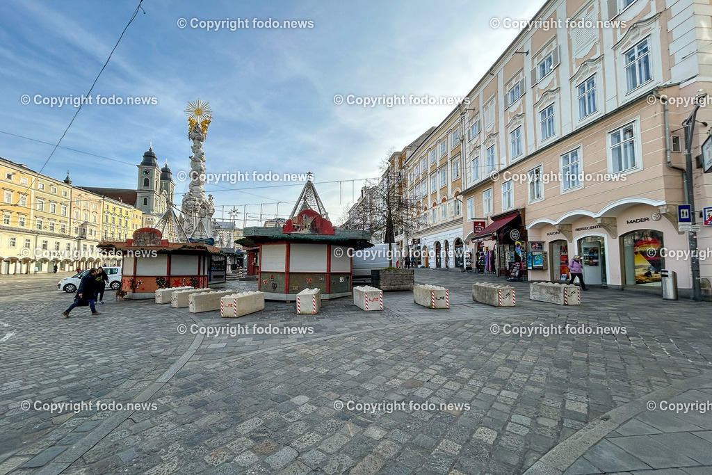 Linz_ Weihnachtsmarkt_ Terrorschutz_ 19.11.2025-4 | 19.11.2025, LINZ, AUT, Weihnachtsmarkt, im Bild Themenbild, Betonbarrieren, Betonblock, Terrorschutz, Hauptplatz, Stadt, L_nz, Sicherheit, Fußgaengerzone, Weihnachtsmarkt, Huetten, Winter, Absperrung, Verkehrsschutz, oeffentlicher Platz, Menschen, urban, Feature, Symbolbild