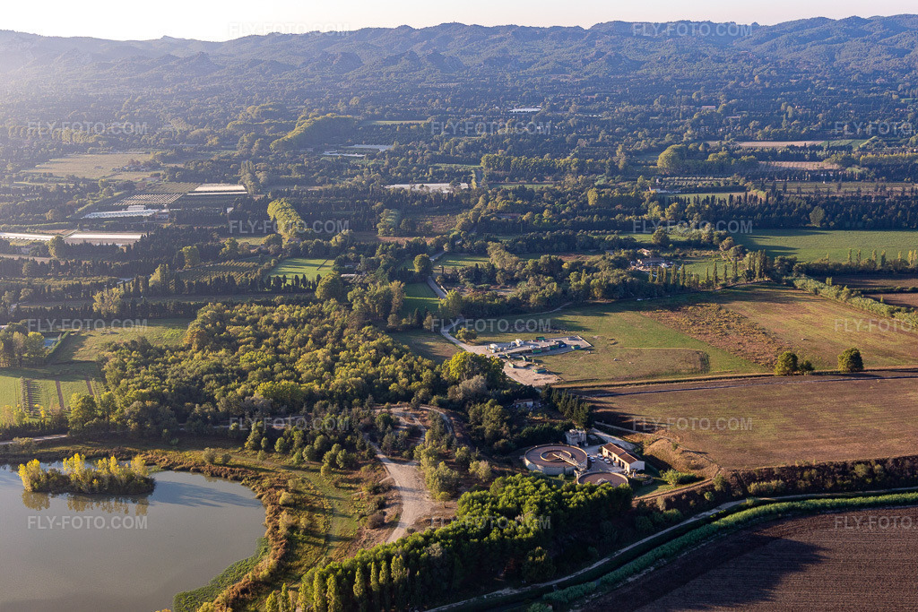 Aerial view: Déchèterie de Saint Rémy de Provence at Lac De Barreau in the district Les Écarts in Saint-Rémy-de-Provence in the state Bouches du Rhone, France. – Photo: IMG_129598.jpg taken on 09/23/2021 by Werner Riehm/FLY-FOTO.com – Resolution of the original: 5472 x 3648 px