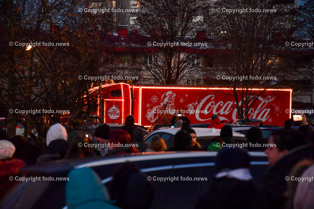 Coca Cola Weihnachtstruck in Linz_ 13.12.2022-8 | 13.12.2022, Linz, AUT, Maxi Markt Linz, im Bild Coca Cola Weihnachtstruck in Linz 2022
