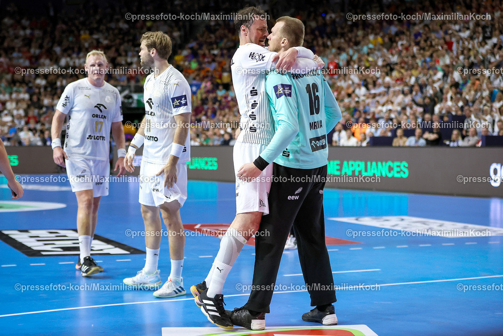 KoeEHF08062402015 | 08.06.2024, Köln, Handball, TruckScout24 EHF FINAL4, Machineseeker Champions League Men, Lanxess-Arena, Halbfinale, THW Kiel - FC Barcelona: Domagoj Duvnjak (THW Kiel) umarmt vor Freude Samir Bellahcene (THW Kiel)