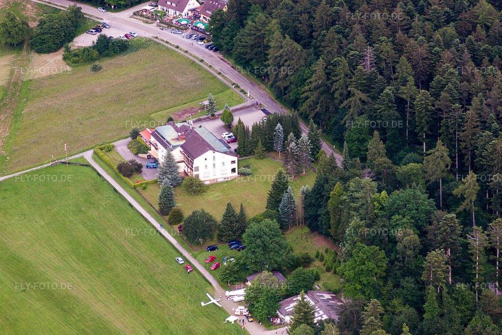 Luftbild: Landhotel Adlerhof am Segelflugplatz in Schwann im Ortsteil Conweiler in Straubenhardt im Bundesland Baden-Württemberg in Deutschland. Foto: IMG_66782.jpg vom 07.06.2014 durch Werner Riehm/FLY-FOTO.de