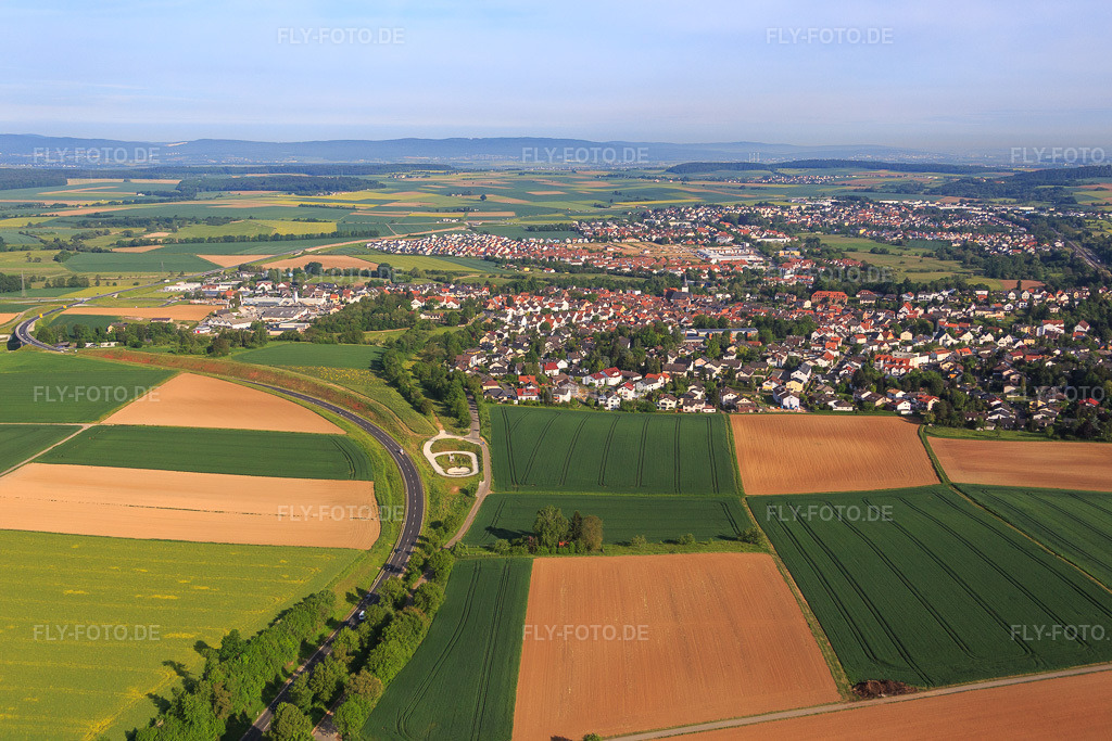 Luftbild: Ortsansicht von Süden im Ortsteil Windecken in Nidderau im Bundesland Hessen in Deutschland. Foto: IMG_088816.jpg vom 20.05.2016 durch Werner Riehm/FLY-FOTO.de