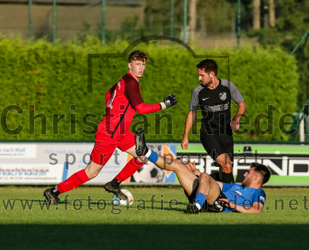 2023-07-14_066_FC_Langengeisling_gegen_FC_Velden-Eberspoint | Erding, Deutschland, 14.07.2023:
Fußball, Bezirksliga Oberbayern Ost 2023 / 2024, Testspiel, FC Langengeisling gegen FC Velden-Eberspoint, Endergebnis: 5:0

Torwart Louis Rotert (FC Langengeisling, #12), Lucas Seeholzer (FC Langengeisling, #2), Denis Rexhepi (FC Velden-Eberspoint, #8)

Foto: Christian Riedel / fotografie-riedel.net