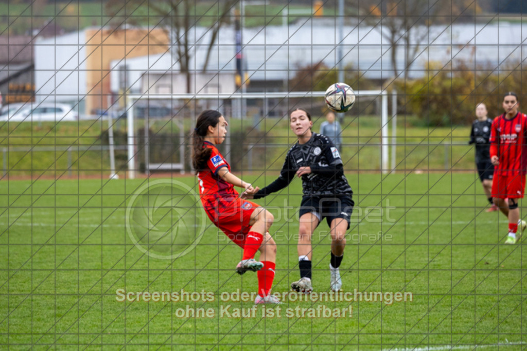 20251115_141256_0081 | #,1.FC Donzdorf (schwarz) vs. 1.FC Heidenheim (rot), Fussball, EnBW-Oberliga B -Juniorinnen, 10. Spieltag, Saison 2025/2026, Rasenplatz, Lautertal Stadion, Süßener Straße 16, 73072 Donzdorf, 15.11.2025 - 14:00 Uhr,Foto: PhotoPeet-Sportfotografie/Peter Harich