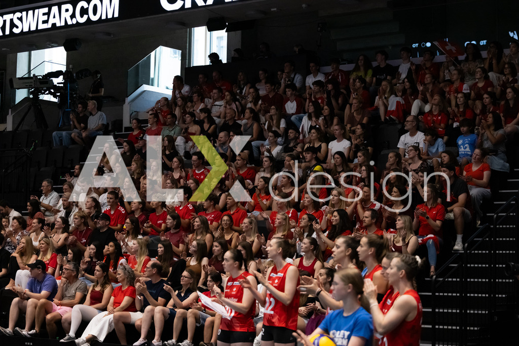 Austria v Switzerland - CEV European League Women | KRIENS, SWITZERLAND - JUNE 14: Fans of Switzerland during the CEV European League match between Austria and Switzerland at Pilatus Arena on June 14, 2026 in Kriens, Switzerland. - Realisiert mit Pictrs.com