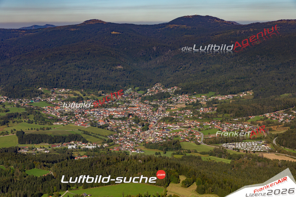 Das Luftbild der Stadt Bodenmais wurde 2021 vom Flugzeug heraus erstellt (keine Drohne) Aufnahmehöhe ca.450 Meter- hohe Bildauflösung und Druck-Qualität garantiert!
