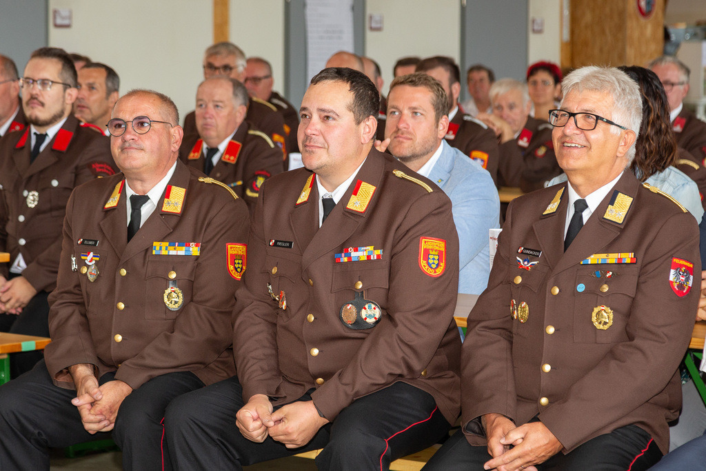 36_Ansprachen - Ehrungen_036 | Fotodoku der Festmesse im FF-Haus Loosdorf anlässlich der Fahrzeugweihe und in Dienststellung der neuen Einsatzfahrzeuge der FF-Loosdorf.