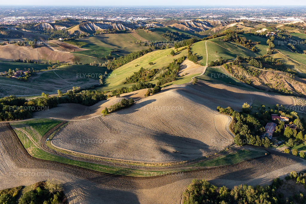 Aerial view: Hills on the edge of the Apennines in Fiorano Modenese in the state Modena, Italy. – Photo: IMG_134646.jpg taken on 09/19/2022 by Werner Riehm/FLY-FOTO.com – Resolution of the original: 4048 x 2699 px