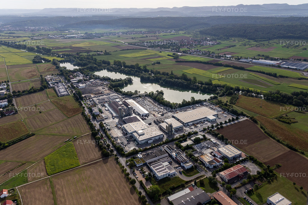 Luftbild: Industrie- und Gewerbegebiet am Baggersee mit Wabra GmbH, Aicheler & Braun GmbH, Betonwerk, Flammer Bauunternehmung, Händle Härterei GmbH,Beton Kemmler GmbH, in Hirschau im Ortsteil Hirschau in Tübingen im Bundesland Baden-Württemberg in Deutschland. Foto: IMG_008720.jpg vom 27.08.2020 durch Werner Riehm/FLY-FOTO.de