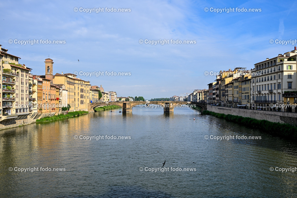 Italien_ Toscana_ Florenz_ 30.05.2024-5 | 30.05.2024, Italien, ITA, Toskana, Florenz im Bild Stadtansichten, Gebäude, Architektur, Touristen, Historisch, Souvenir, Altstadt, Museum, Statuen, Skulpturen, Piazza della Signoria, Statue David, Palazzo Vecchio, Neptunbrunnen, Piazza della Repubblica, Ponte Vecchio, Brücke, Uffizien, Kathedrale Santa Maria del Fiore, Arno, Fluß


Florenz, Firenze, ist eine italienische Großstadt. Nach Einwohnern ist sie die achtgrößte Stadt Italiens. Florenz ist die Hauptstadt sowie größte Stadt der Region Toskana und der Metropolitanstadt Florenz, in der etwa eine Million Menschen leben. Florenz ist für seine Geschichte berühmt. Leonardo da Vinci verbrachte große Teile seiner Jugend in Florenz, Michelangelo fand Unterschlupf in der Kirche der Medici, Galileo Galilei wohnte als Hofmathematiker in den Palästen der Medici. Von 1865 bis 1871 war die Stadt die Hauptstadt des neu gegründeten Königreichs Italien. Das historische Zentrum von Florenz zieht Jahr für Jahr Millionen von Touristen an. Die historische Innenstadt wurde von der UNESCO im Jahre 1982 zum Weltkulturerbe erklärt. 
Quelle: Wikipedia
