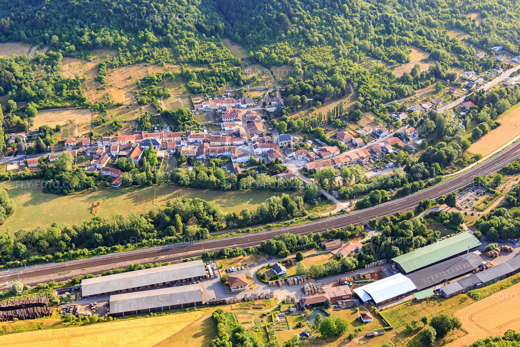 Aerial view: Village view beyond the railway line from the south in Bayonville-sur-Mad in the state Meurthe et Moselle, France. – Photo: IMG_083241.jpg taken on 07/12/2015 by Werner Riehm/FLY-FOTO.com – Resolution of the original: 5392 x 3595 px