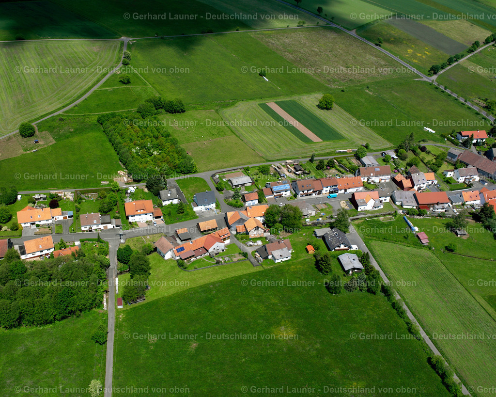 2614053 | EICHELHAIN 09.06.2006 Landwirtschaftliche Nutzflächen und Feldgrenzen  umsäumen das Siedlungsgebiet des Dorfes in Eichelhain im Bundesland Hessen, Deutschland // Agricultural land and field boundaries surround the settlement area of the village  in Eichelhain in the state Hesse, Germany Foto: Gerhard Launer