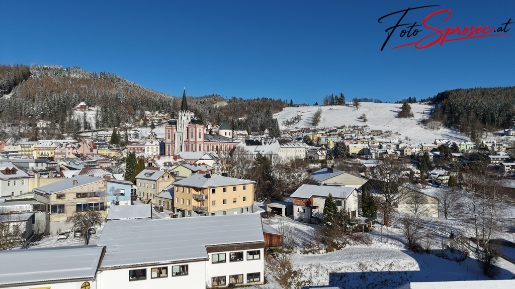 dji-basilika-mariazell-winter | Mit meiner Kamera halte ich besondere Augenblicke, faszinierende Landschaften und interessante Details fest. Dabei entstehen ganz unterschiedliche Aufnahmen – von stimmungsvollen Landschaftsfotografien und beeindruckenden Drohnenaufnahmen über Pressefotos - Realisiert mit Pictrs.com