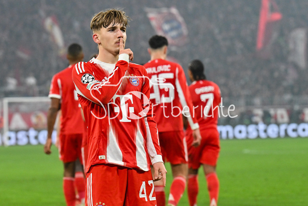 FC Bayern München - Sporting Lissabon | MUNICH, GERMANY - 09. DECEMBER:Jubel der Bayern nach dem Treffer zum 2-1 durch Lennart KARL (FC Bayern Munich 42) / Tor / Torschuetze / Freude / Happy während dem Match zwischen dem FC Bayern München und Sporting Lissabon am 6. Spieltag der UEFA Champions League Ligaphase in der Allianz Arena