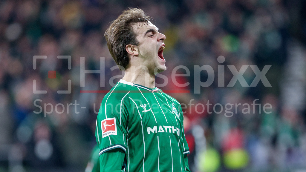 Fussball, Bundesliga, SV Werder Bremen - Eintracht Frankfurt | Torschütze Jovan Milosevic (SV Werder Bremen, 19) mit Torjubel, Jubel, jubeln, jubelt, optimistisch, Spielszene, Highlight, Freude über das Tor zum 3:2, Portrait, Nahaufnahme, Einzelfoto, Einzelbild, DIE DFL-RICHTLINIEN UNTERSAGEN JEGLICHE NUTZUNG VON FOTOS ALS SEQUENZBILDER UND/ODER VIDEOÄHNLICHE FOTOSTRECKEN. DFL REGULATIONS PROHIBIT ANY USE OF PHOTOGRAPHS AS IMAGE SEQUENCES AND/OR QUASI-VIDEO.