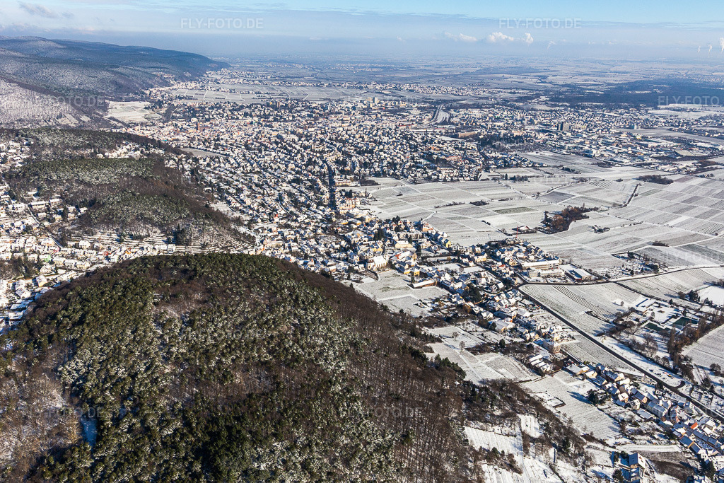 Luftbild: Winterluftbild im Schnee in Neustadt an der Weinstraße im Bundesland Rheinland-Pfalz in Deutschland. Foto: IMG_124596.jpg vom 11.02.2021 durch Werner Riehm/FLY-FOTO.de