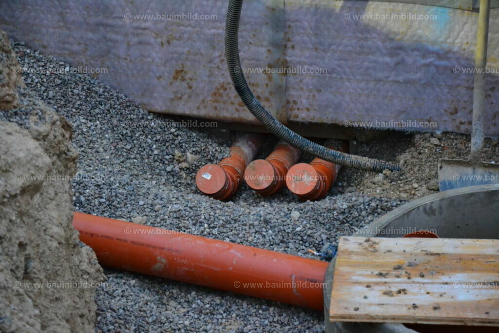 bib-lg03-abwasserkanal-0061 | Nach LV-Leistungsgruppen sortierte Detailfotos über den Bau eines Hauses. Alle Hausbau-Bilder direkt vom Urheber und Autor der Website Haus-Selber-Bauen.com