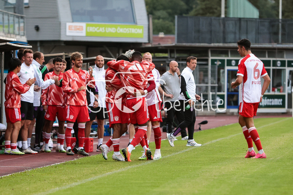 SV Wacker Burghausen - FC Bayern Amateure | Wieder jubeln die kleinen Bayern / Der Treffer zum 0-2 druch Dion BERISHA (FCB #11) / Jubel / Freude / Tor