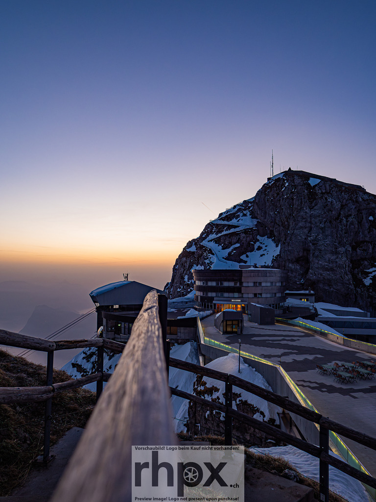 Sonnenaufgang am Pilatus | Stimmungsvolle Fotokunst aus Luzern. Erlebe den Pilatus, den See und die Stadt Luzern in exklusiven Aufnahmen in der Fotogalerie & Shop. - Realisiert mit Pictrs.com