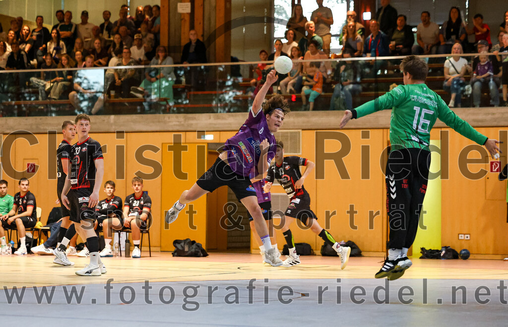 2024-09-21_072_SpVgg_Altenerding_gegen_TSV_1861_Mainburg | Erding, Deutschland, 21.09.2024:Handball, Bezirksoberliga Männer 2024 / 2025, 1. Spieltag, SpVgg Altenerding gegen TSV 1861 Mainburg, Endergebnis: 36:20Maximilian Seitz (TSV 1861 Mainburg, #33), Jabob Köhler (SpVgg Altenerding, #6), Torwart Michael Piele (TSV 1861 Mainburg, #16)Foto: Christian Riedel / fotografie-riedel.net