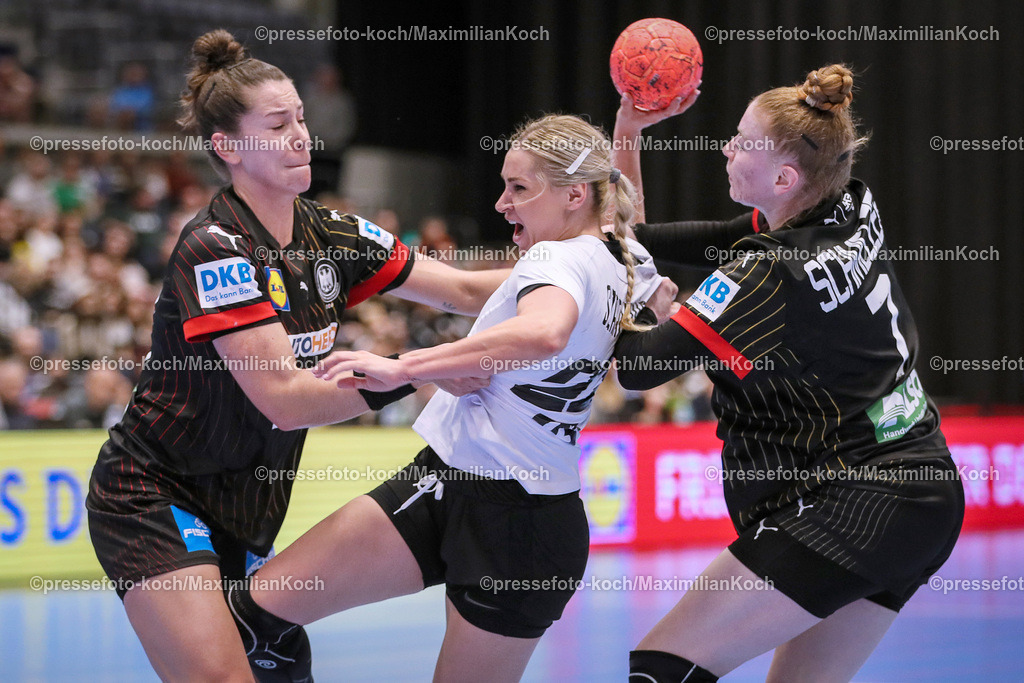 DueDHB03032402151 | 03.03.2024, Handball, Düsseldorf, Mitsubishi Electric Halle, Frauen EHF EURO Qualifikation, Spieltag 4, Deutschland - Slowakei: Simona Szarkova (21, Slowakei) wird von Emily Bölk (20, Deutschland) und Meike Schmelzer (7, Deutschland) festgemacht