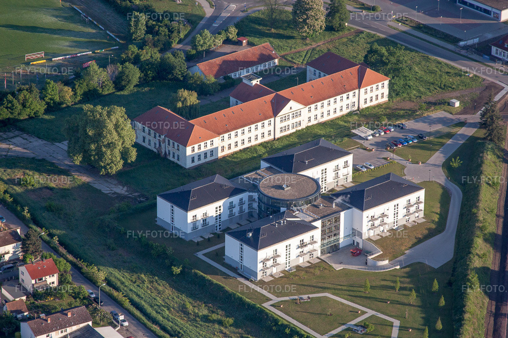 Luftbild: Panelreihen der Photovoltaikanlage und Solarpark bzw. Solarkraftwerk des Solar-Info-Zentrum SIZ GmbH im Ortsteil Lachen-Speyerdorf an der Weinstraße im Ortsteil Speyerdorf in Neustadt im Bundesland Rheinland-Pfalz in Deutschland. Foto: IMG_64618.jpg vom 04.05.2014 durch Werner Riehm/FLY-FOTO.de