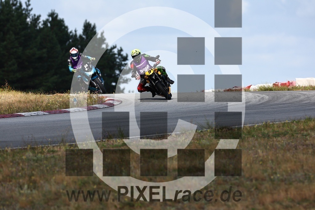 0011-20240805_00420 | Schöne Erinnerungen an spannende Momente - das festzuhalten ist unser Job. PIXELrace.de ist seit 2003 auf den Rennstrecken Europas unterwegs um die Action draußen beim Fahren und die wunderbare Stimmung imm Fahrerlager für euch einzufangen.