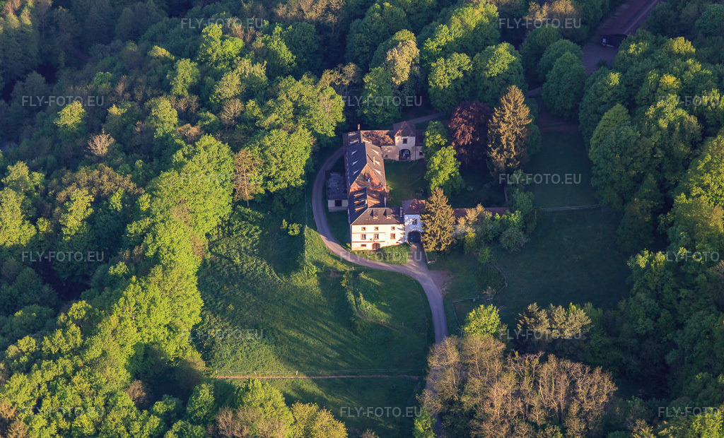 Vue aérienne: Écolieu Langenberg Alsace à Wissembourg dans le département Bas Rhin, France – .Photo: IMG_107020.jpg prise le 27/04/2018 par Werner Riehm/FLY-FOTO.eu – Résolution de l'original: 5093 x 3083 px – Ecolieu Langenberg