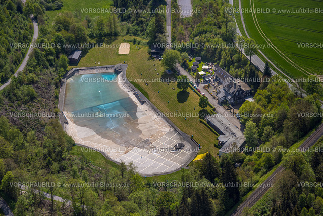 Brilon240503662 | Luftbild, Waldfreibad Gudenhagen mit wenig Wasser, umgeben von Wiesen und Feldern, Forsthaus Waldsee Restaurant, Gudenhagen, Brilon, Sauerland, Nordrhein-Westfalen, Deutschland