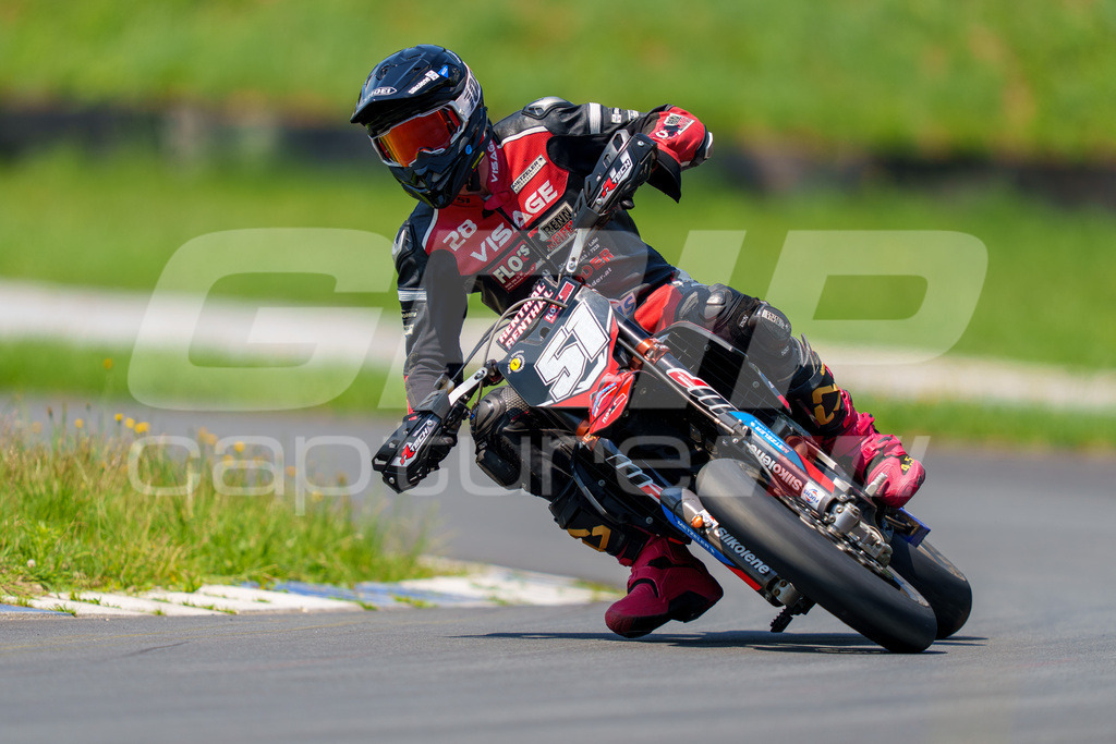 G-Cup + Supermoto Staatsmeisterschaft + Hungarian Supermoto Championship | GRIPcapture steht für authentische Sportfotografie in Österreich – für Momente, die mehr sind als Geschwindigkeit oder Ergebnis. Es geht um Emotion, Spannung, Fokus und den Augenblick, der oft nur einen Wimpernschlag dauert.Ob Motorsport, Teamsport oder 